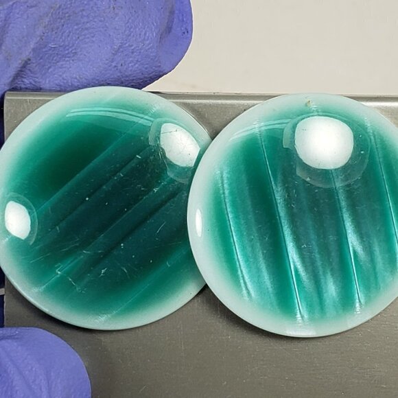 Women's Stunning Circle Green Stud Earrings - Eye-Catching and Elegant - Picture 3 of 7